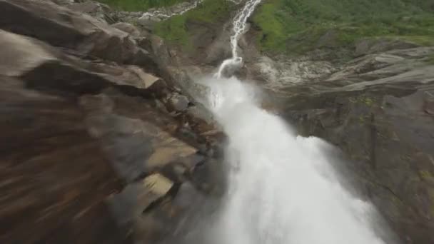 在挪威称为Skytjefossen的瀑布上的动态下降飞行 — 图库视频影像