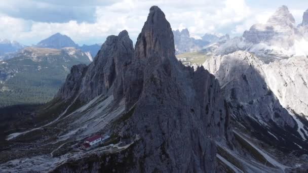 Stunning Drone Shot Lonely House Named Rifugio Fratelli Fonda Savio — Stock Video