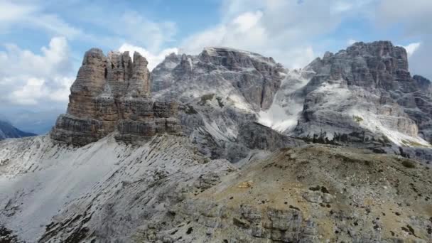 Filmagem Homem Pico Montanha Nas Dolomitas Norte Itália Com Enormes — Vídeo de Stock