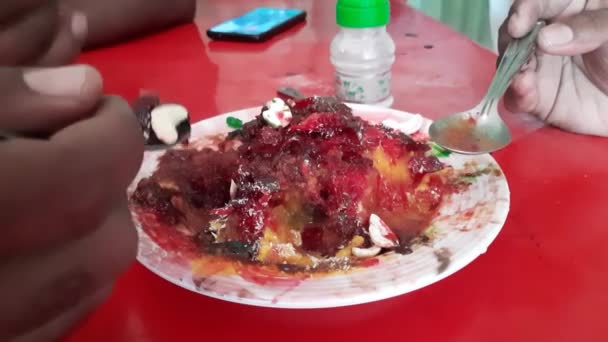 Στενή Λήψη Παγόβουνου Παγόβουνου Κεραμικό Πιάτο Ινδικό Επιδόρπιο Gola Αποτελείται — Αρχείο Βίντεο