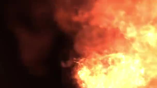 Φλόγα Της Φωτιάς Κατευθύνεται Προς Την Κάμερα Φωτιά Μαύρο Φόντο — Αρχείο Βίντεο