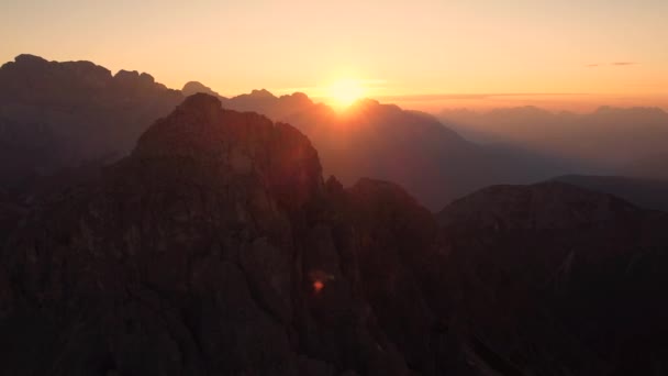 Úžasný Barevný Bezpilotní Snímek Východu Slunce Horách Skalních Útvarech Dolomit — Stock video