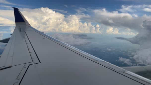 Avión Pov Volando Alto Través Grandes Nubes Hinchadas — Vídeo de stock