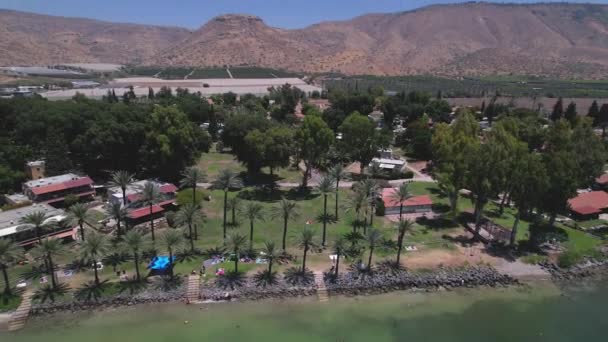 Dron Letí Zpět Ukazuje Kibbutz Ein Gev Beach Izrael Galilejské — Stock video