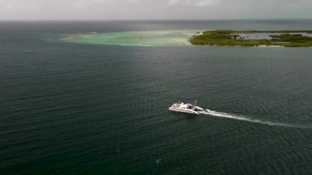 Foto Aérea Catamarán Barco Navegando Través Mar Con Islotes Tucacas — Vídeo de stock