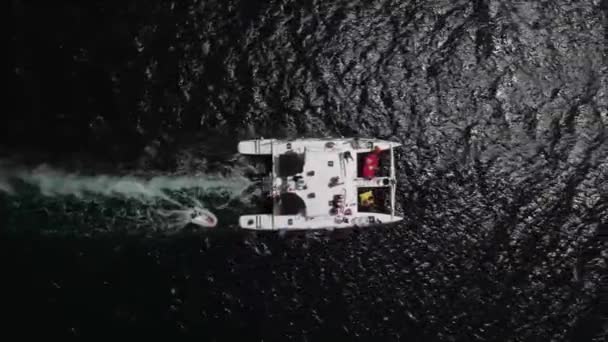 Foto Aérea Catamarán Lleno Turistas Navegando Mar — Vídeo de stock