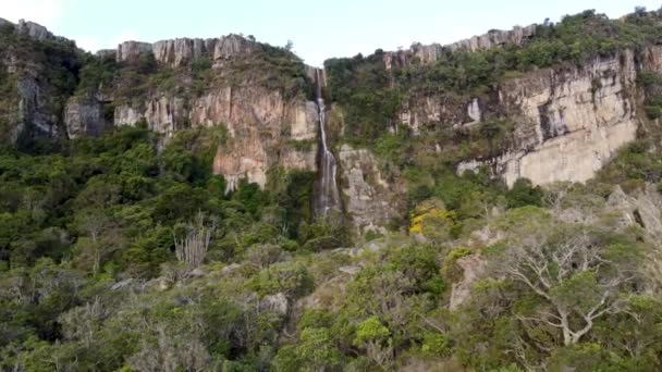 Αεροπλάνο Μπροστά Από Cascada Del Vino Που Βρίσκεται Στην Πολιτεία — Αρχείο Βίντεο