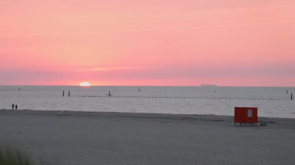 夕阳西下时 时间流逝在北方的海滩上 — 图库视频影像