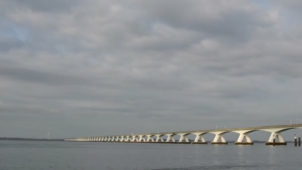 Wide Time Lapse Shot Van Zeeland Brug Met Het Verkeer — Stockvideo