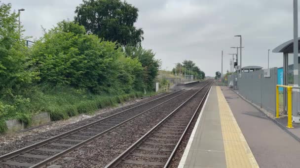 Piattaforma Della Stazione Ferroviaria Kennett Nel Suffolk Regno Unito — Video Stock