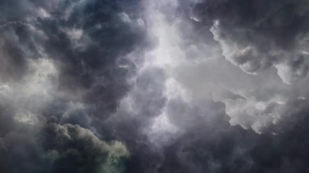 Blick Durch Dunkle Wolken Und Gewitter — Stockvideo