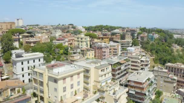 Drone Vuela Sobre Edificios Apartamentos Para Revelar Basílica San Pedro — Vídeo de stock