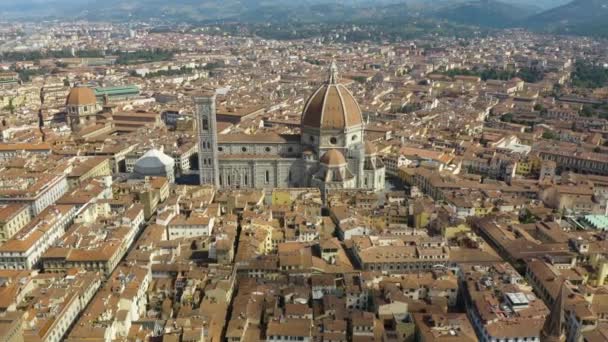 Amazing Aerial Pullback Departe Catedrala Din Florența Dezvăluie Orașul Mare — Videoclip de stoc