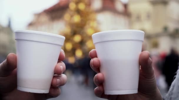Manos Copas Plástico Con Vino Caliente Animando Árbol Navidad Gente — Vídeo de stock