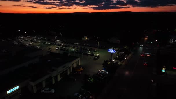 Ford Auto Vrachtwagen Dealer Nachts Luchtfoto Tijdens Dramatische Zonsondergang — Stockvideo