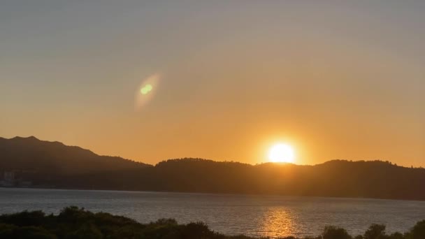 Zooma Skott Solnedgång Tria Mar Beach Med Mountain Ridge Bakgrunden — Stockvideo