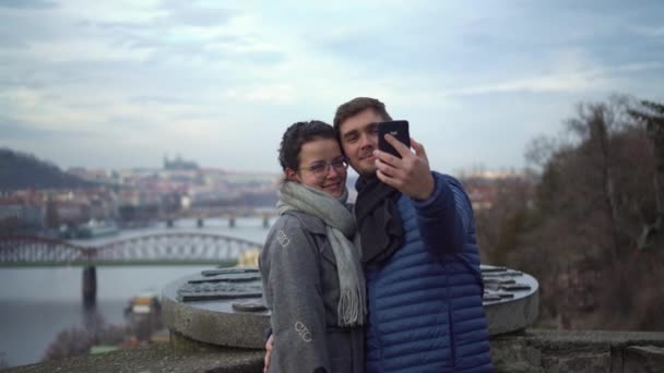 Par Tar Mobil Selfie Foto Prag Övre Slottet Utkik Bakgrunden — Stockvideo