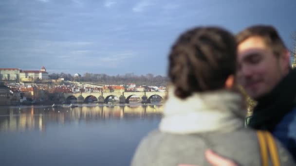 チェコ共和国プラハのカレル橋の前でカップルとキスし ロマンチックなスライダーのクローズアップビュー — ストック動画