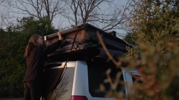 Młoda Kobieta Otwiera Trójkątny Namiot Dachu Samochodu — Wideo stockowe