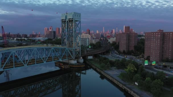 Slow Aerial Flight Creating Zoom Commuter Train Tracks Harlem Side — Stock Video