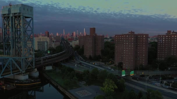 Быстрая Воздушная Сковорода Час Рассвета Следует Пригородным Поездом Гарлема Мост — стоковое видео