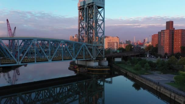 低高度空中倾斜拍摄的公园大道大桥 连接哈莱姆纽约和布朗克斯在日出 哈莱姆河很有反光 — 图库视频影像