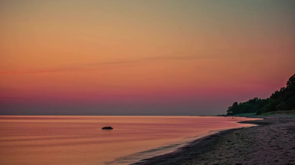 Atraktivní Sunset Sky Mraky Měnící Barvy Nad Klidným Oceánem Beach — Stock video