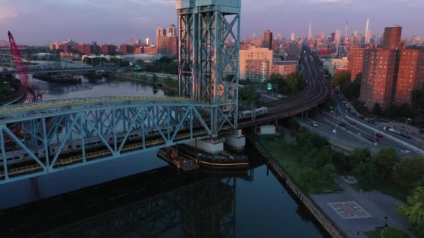 黄金时段的日出空中拍摄跟随通勤列车通过公园大道桥从布朗克斯进入曼哈顿 枪击还显示了哈莱姆公共住房项目和Fdr运动 — 图库视频影像