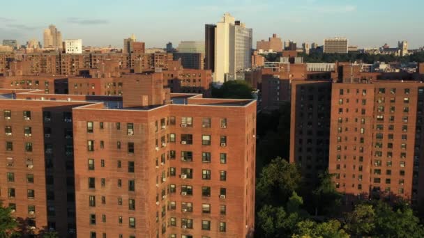 Filmische Luchttransport Opname Langs Sociale Woningbouw Harlem New York City — Stockvideo