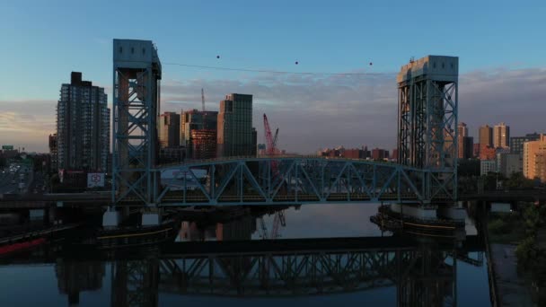 ブロンクスとハーレムの間のパーク アベニュー橋の鮮明な日の出の空中静止ショット マンハッタンニューヨーク — ストック動画