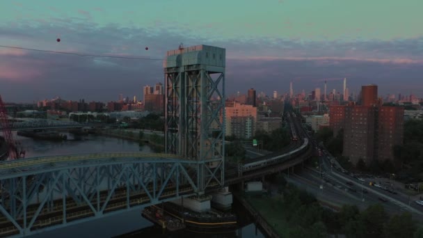 ハーレムニューヨーク市内を横断する通勤列車の遅い空中パン日の出直後の公共住宅プロジェクトの景色 — ストック動画