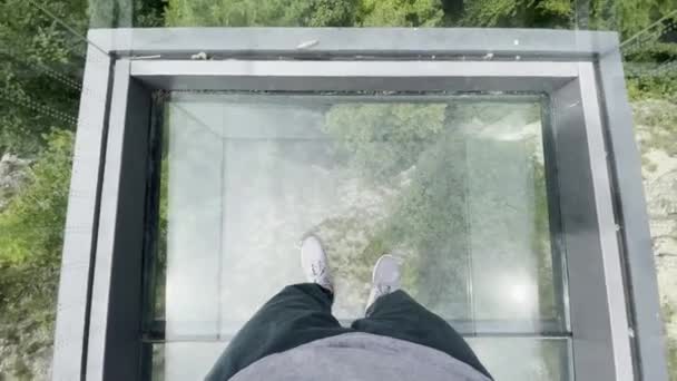 自然の中で崖の上にガラス床と展望台を歩く人 — ストック動画