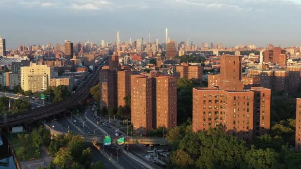 电影拍摄的空中拍摄跨越哈莱姆纽约的住宅项目到纽约哈莱姆河上的公园大道大桥黄金时段 — 图库视频影像