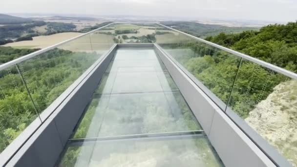 德国爱奇斯菲尔德以全景和玻璃地面闻名的天桥 — 图库视频影像