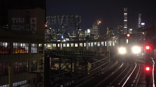 Mta Tunnelbanetåg Passerar New York City — Stockvideo