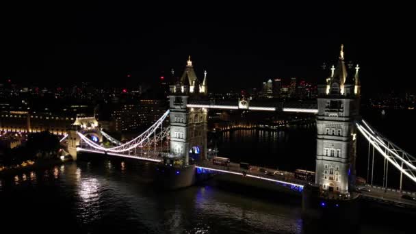 Overstekende Verkeerstoren Brug Londen Nacht Drone Antenne Beelden — Stockvideo