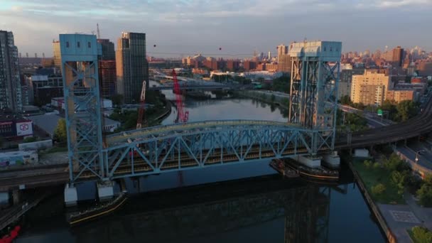 Aerial Stigande Lutning Ner Skott Park Avenue Bridge Som Förbinder — Stockvideo