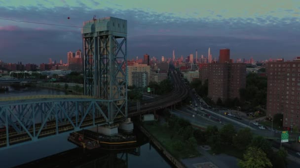 Закат Синего Часа Стационарный Снимок Пригородного Поезда Идущего Через Мост — стоковое видео