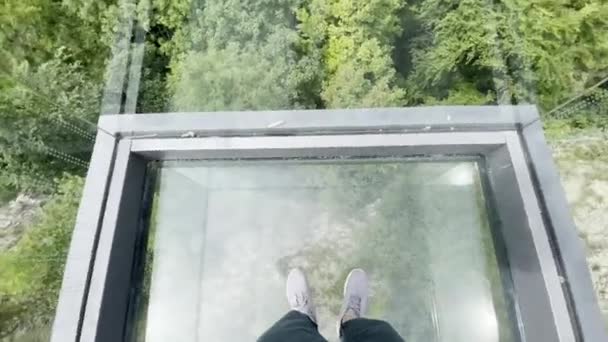 ドイツのガラス床付きの展望台を見下ろす人 — ストック動画
