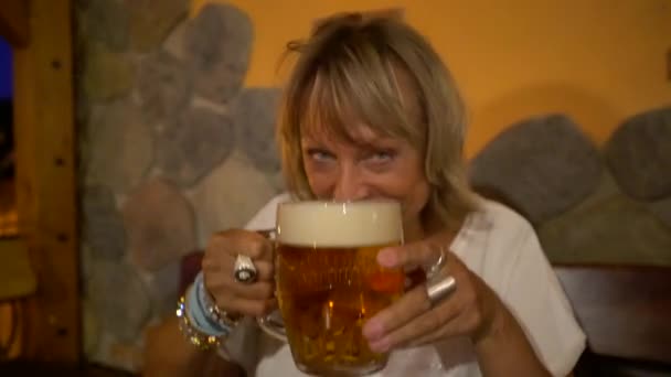 Dame Buvant Dégustant Grand Verre Bière Dans Pub Bon Voyage — Video