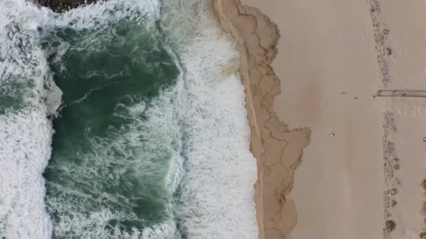 포르투갈 아베이루의 코스타 해변에 바위투성이의 교각을 공중에서 바라본 새들의 — 비디오