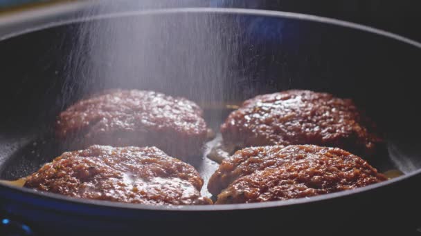 Pulverizando Óleo Coco Para Turquia Patties Fritar Frigideira Perto — Vídeo de Stock