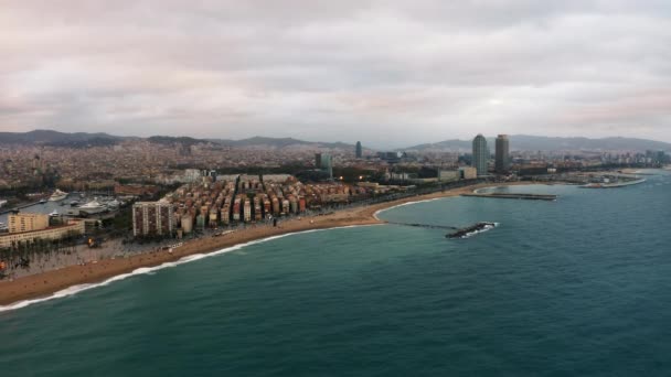 Strand Van Barceloneta Bewolkte Zonsopgang Barcelona Spanje Omgekeerd Vanuit Lucht — Stockvideo
