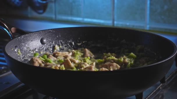 在芝士酱和鸡肉 西兰花中加入煮熟 排干的意大利面 然后拌匀 关门了 — 图库视频影像