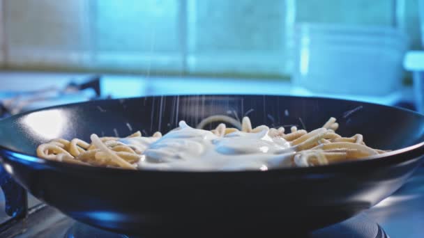 Pohled Zepředu Špagety Řeckou Jogurtovou Omáčkou Posypané Solí Pepřem Petrželí — Stock video