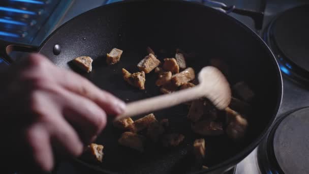 Fazendo Delicioso Molho Queijo Espaguete Com Frango Brócolis Perto — Vídeo de Stock