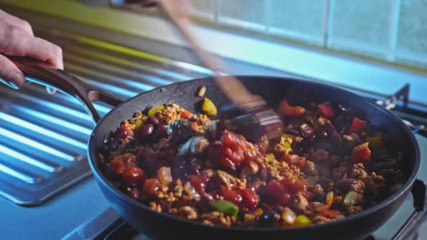ベルペッパー トマトソースでトルコの肉を攪拌 フライパンでチリ カーンを調理 閉めて — ストック動画