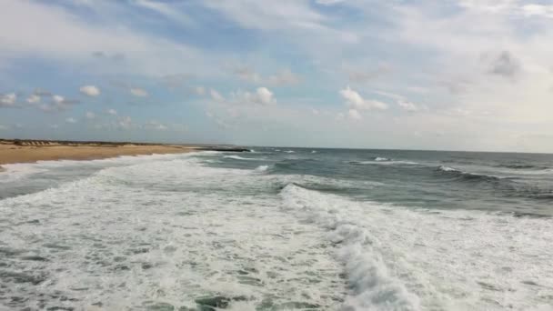 Sett Fra Luften Langsommere Bølger Som Feier Costa Nova Stranden – stockvideo
