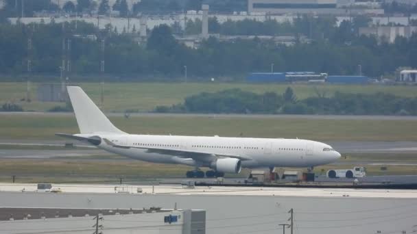 Sebuah Airbus A330 Yang Tidak Ditandai Ditarik Melintasi Apron Bandara — Stok Video
