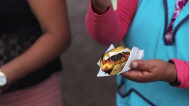 Vendedor Aplicando Salsa Verde Plátano Parrilla Para Cliente San Cristóbal — Vídeo de stock